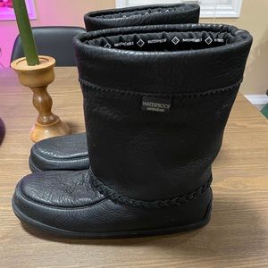 Manitobah Mukluk half Tamarak black size 8